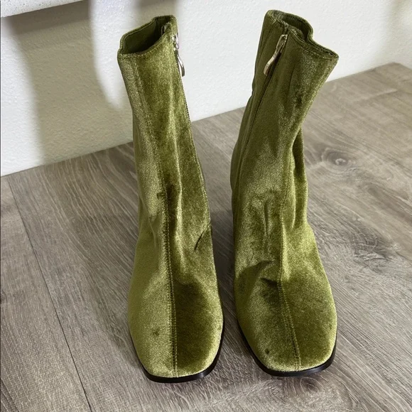 Luxurious Green Velvet Ankle Boots with Tortoise Heel - Picture 2 of 5